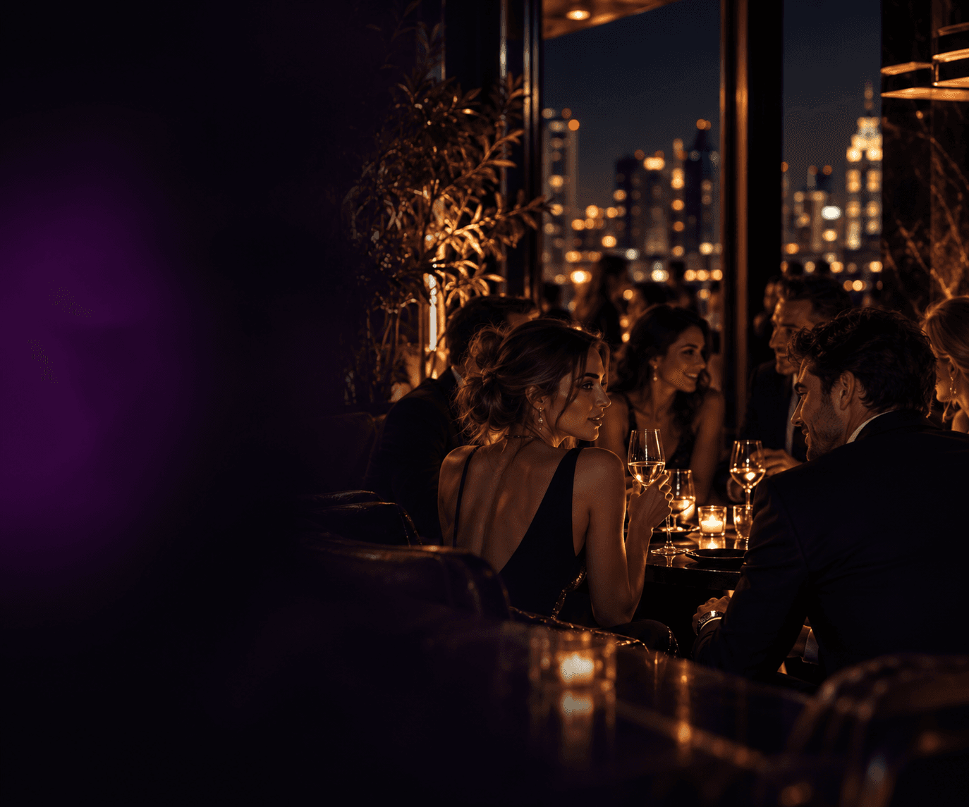 Cena nocturna exclusiva en una terraza con vista a la ciudad